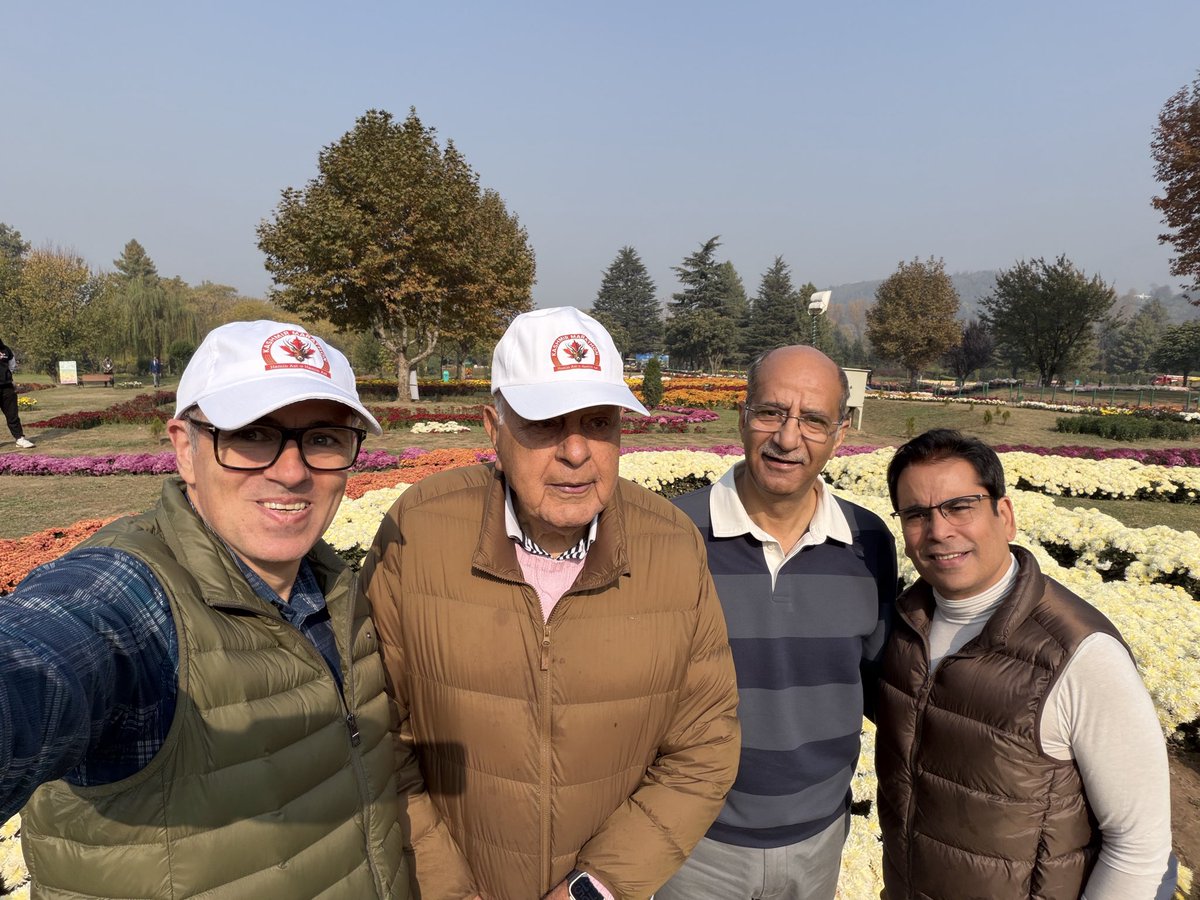 OmarAbdullah's tweet image. Took my father to see the Baag-e-Gul-Dawood/Chrysanthemum garden in Srinagar this morning. The colours of the flowers are breathtaking.