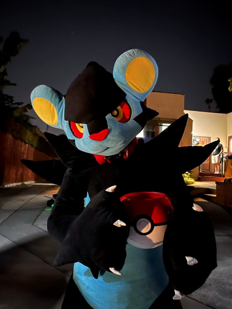 Happy Halloween!! 🎃
Grab yourself a rare candy! 

#Fursuit #Halloween2025
📸: <a href="/TransformTiger/">🐯Flāmie Tiger🐯</a>