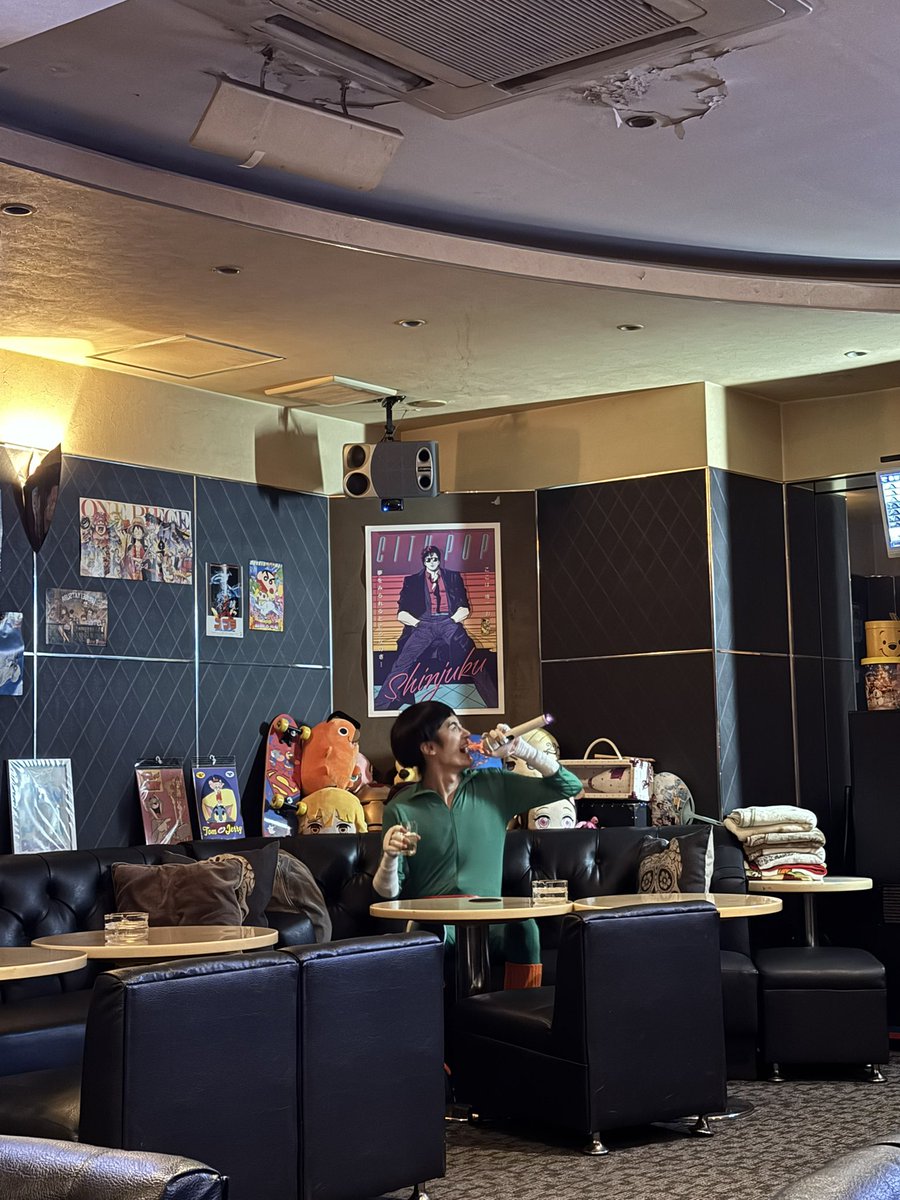 女の子に帰られ1人飲みするロック・リー
「手応え無しです！！！」