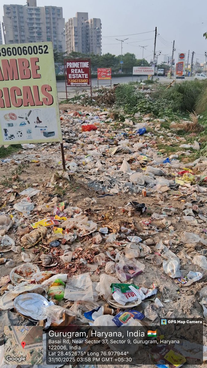YTKDIndia's tweet photo. 🚨 Basai Road, Gurugram — the “Millennium City” now looks like an open landfill.

Luxury towers on one side, mountains of garbage on the other.

Where is @MunCorpGurugram? Where are the fines for illegal dumping? https://t.co/kXaspbU5L3