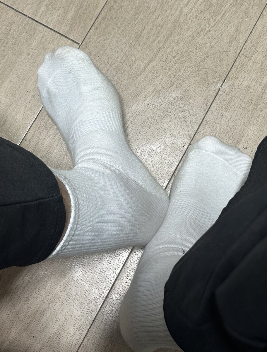 ㅎㅇ 오랜만 요즘바빠서 잠시 들어와봄 ㅋㅋ이틀 종일 신은 양말 살 사람 반택비 포함 3에줄게