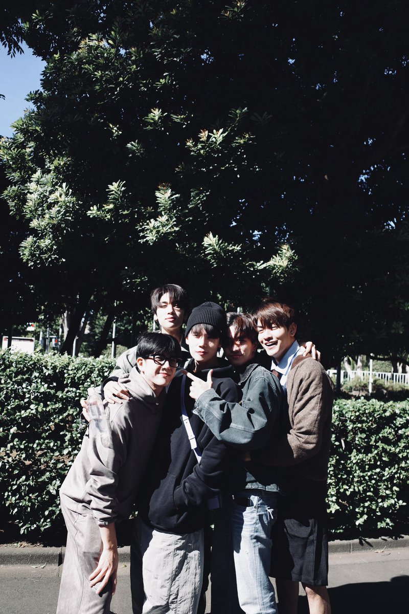 ดูจากตำแหน่งวางมือ มองแวปเดียวก็รู้เลยว่าใครเป็นแฟนพี่เสื้อดำ