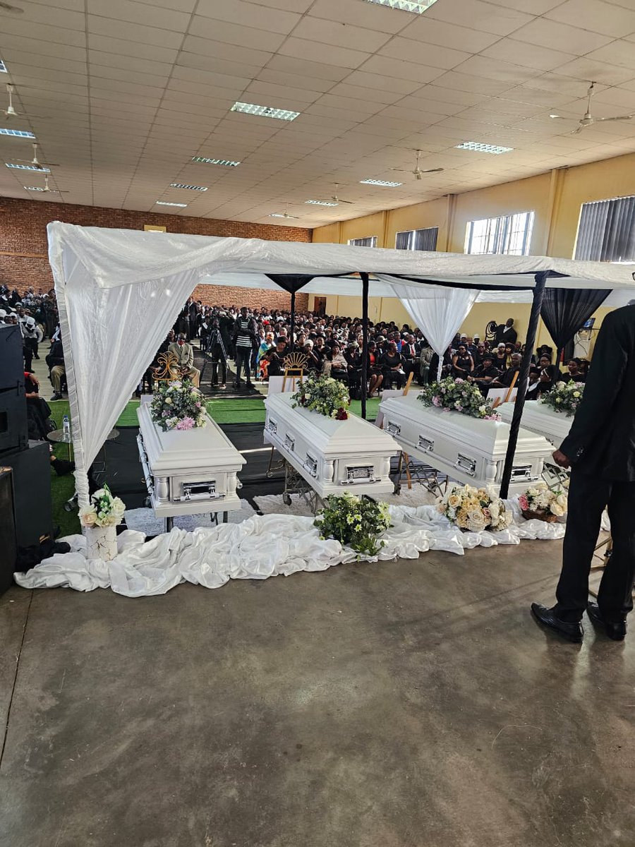 Ithomile ikonzo yomngcwabo wamalunga amane womndeni wakwaMtshweni Ga-morwe ebeyaziwa ngeKameelrivier B KwaNdebele eMpumalanga. Ikonzo ibanjelwe eholweni yomphakathi. #sabcnews #sabcziindaba