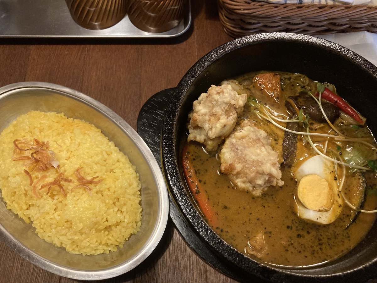 密教という名前のスープカレー屋さん。札幌のスープカレーとはまったく違う、ひと言では言い表せない深遠な真理に近づくかの味だった。辛さは10段階の6を選んでみたけど、それほど辛くなかった。