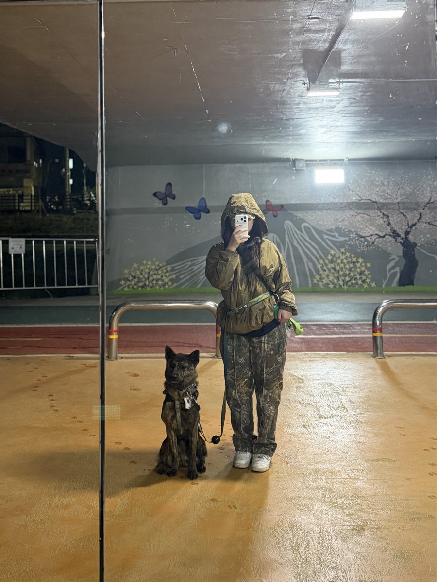 강아지 무늬 옷을 입고