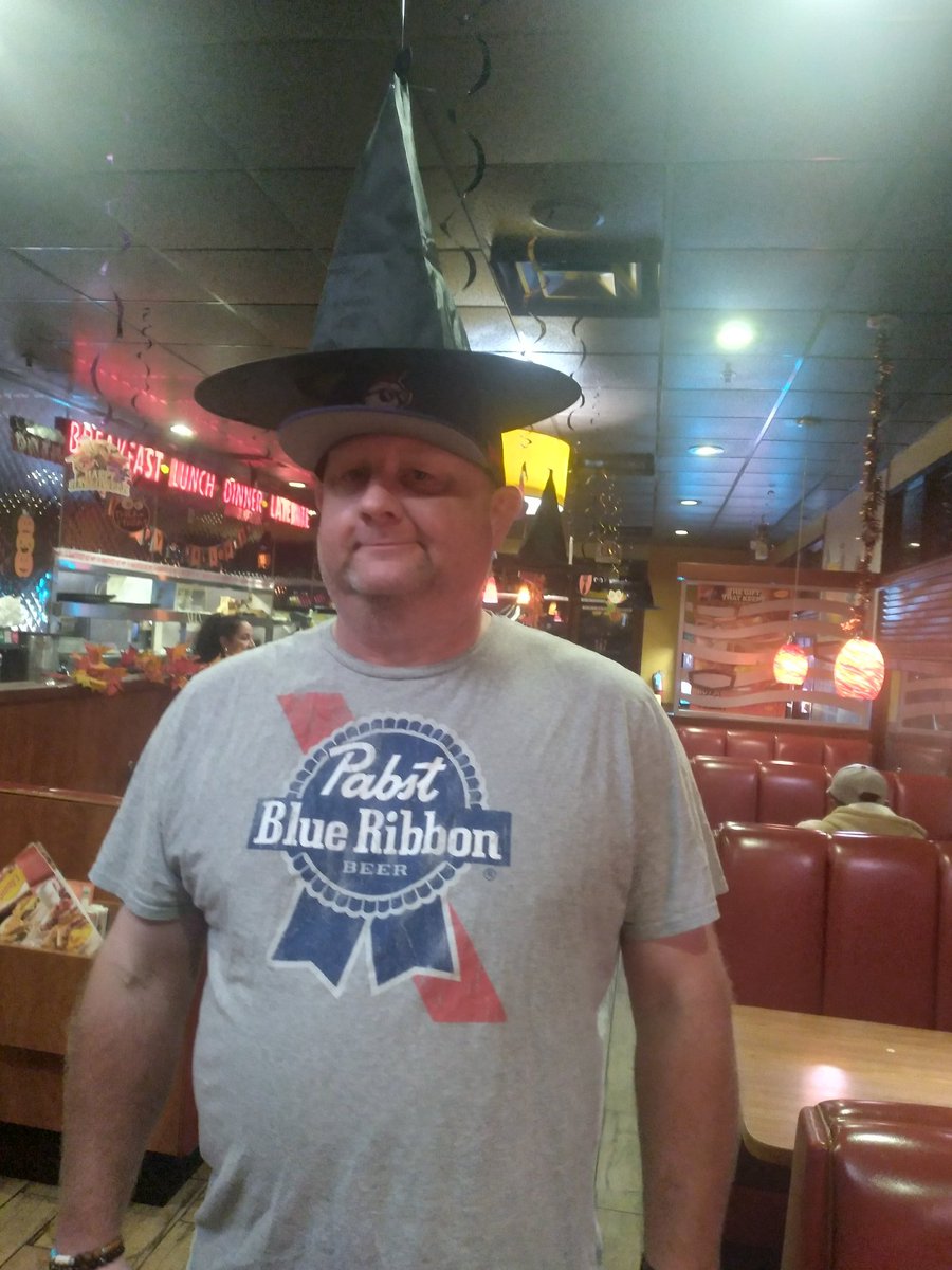 Nerdstradamus98's tweet image. Walking into hanging decorations are #TallPeopleProblems