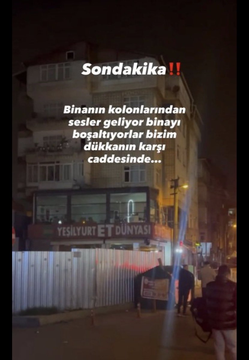alicanuludagg's tweet photo. 73 saat geçti. Ulaştırma Bakanı @UABakanligi üç gündür susuyor 

Gebze’de çöken ve 4 kişilik aileye mezar olan binanın yanındaki 16 bina daha çatlaklar nedeniyle boşaltıldı. 3 gündür yetkililer çökmenin nedenini bulamadı! Savcılık sessiz. 

Oysa bu bölgenin altından Gebze-Darıca Metro İnşaatı geçiyor ve yıkılan binanın hemen yanında Akse Sapağı istasyonu inşaatı var. 

Bölgeye Çevre, Şehircilik ve Altyapı Bakanı Murat Kurum geldi, milletvekilleri geldi, vali geldi, belediye başkanı geldi ama bir tek o metronun sahibi Ulaştırma ve Altyapı Bakanı @a_uraloglu gelmedi.

Ne geldi ne de çıkıp, “yıkılan binanın bizim metro inşaatımızla ilgisi yok” diyemedi. Ölenlere başsağlığı bile dileyemedi.