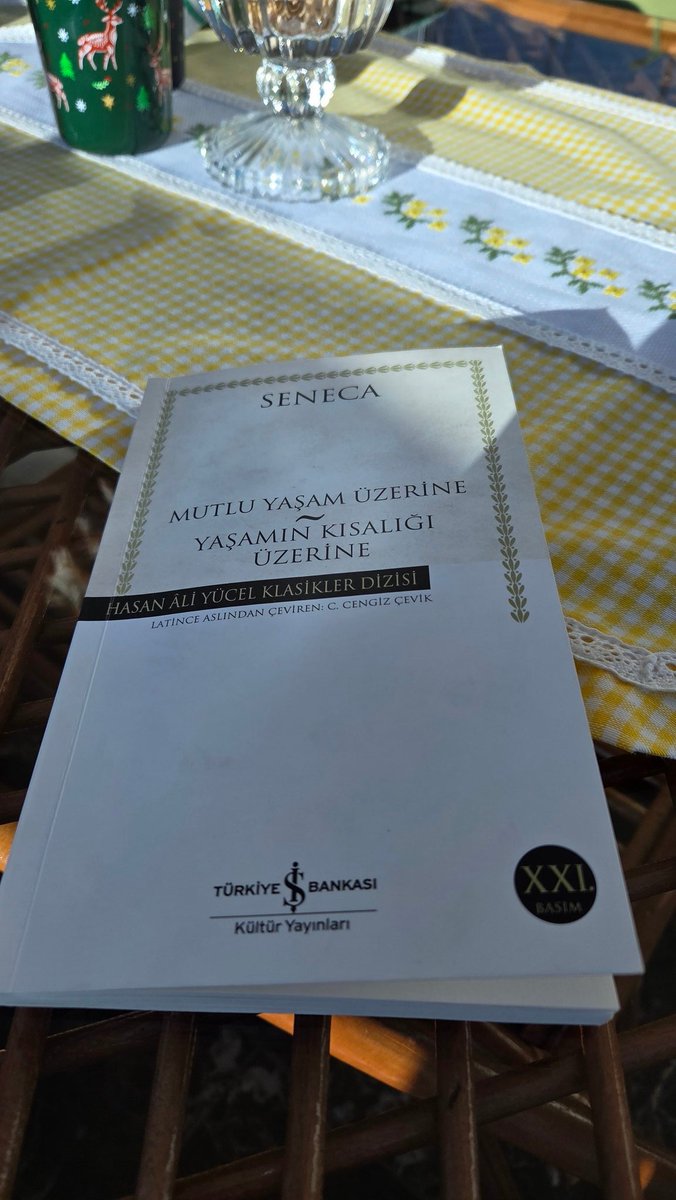 Mutlu yaşamak doğaya uyumlu yaşamaktır.
Hayvan sürüsü gibi önündeki kalabalığın izini takip etme.Gidilmesi gereken yere git.
Zaman çok değerli kıymetini bil.  Uzun yaşamak ile uzun süre var olmak aynı şey değildir. #seneca #neokuyorum #kitapalıntısı #cumartesi