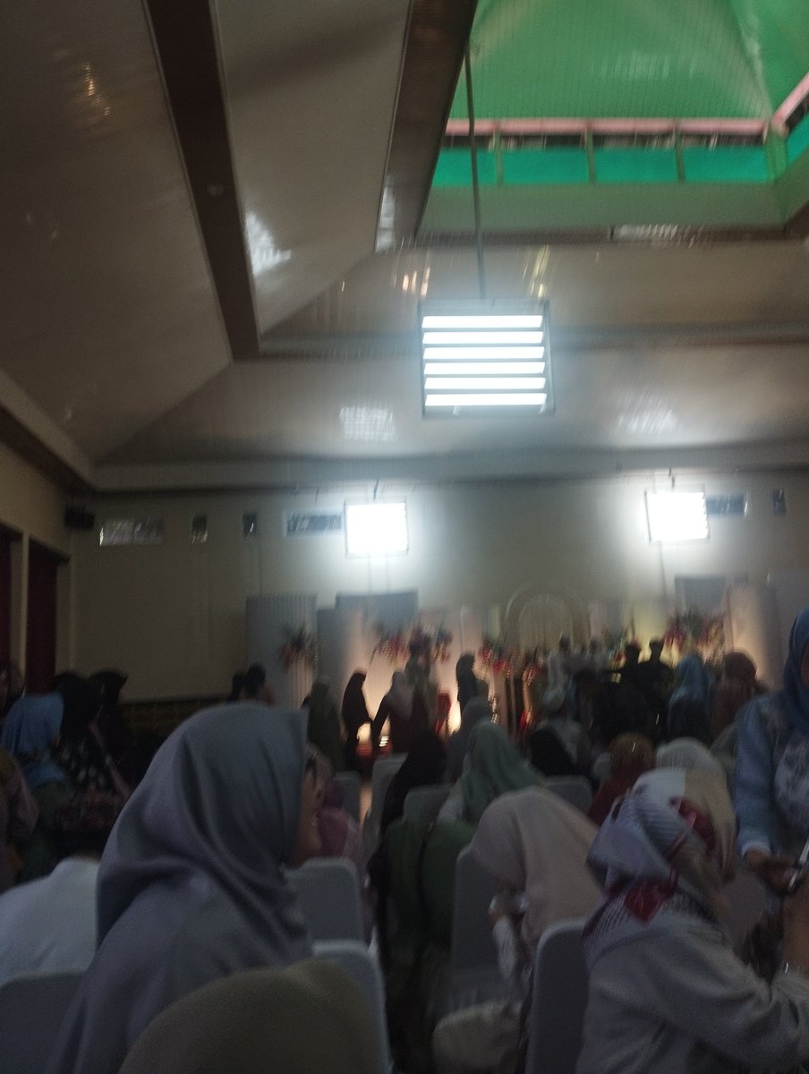 temen masa kecil gua tiba" udah nikah aja, yg biasanya ketemu dia cuma pas lebaran doang