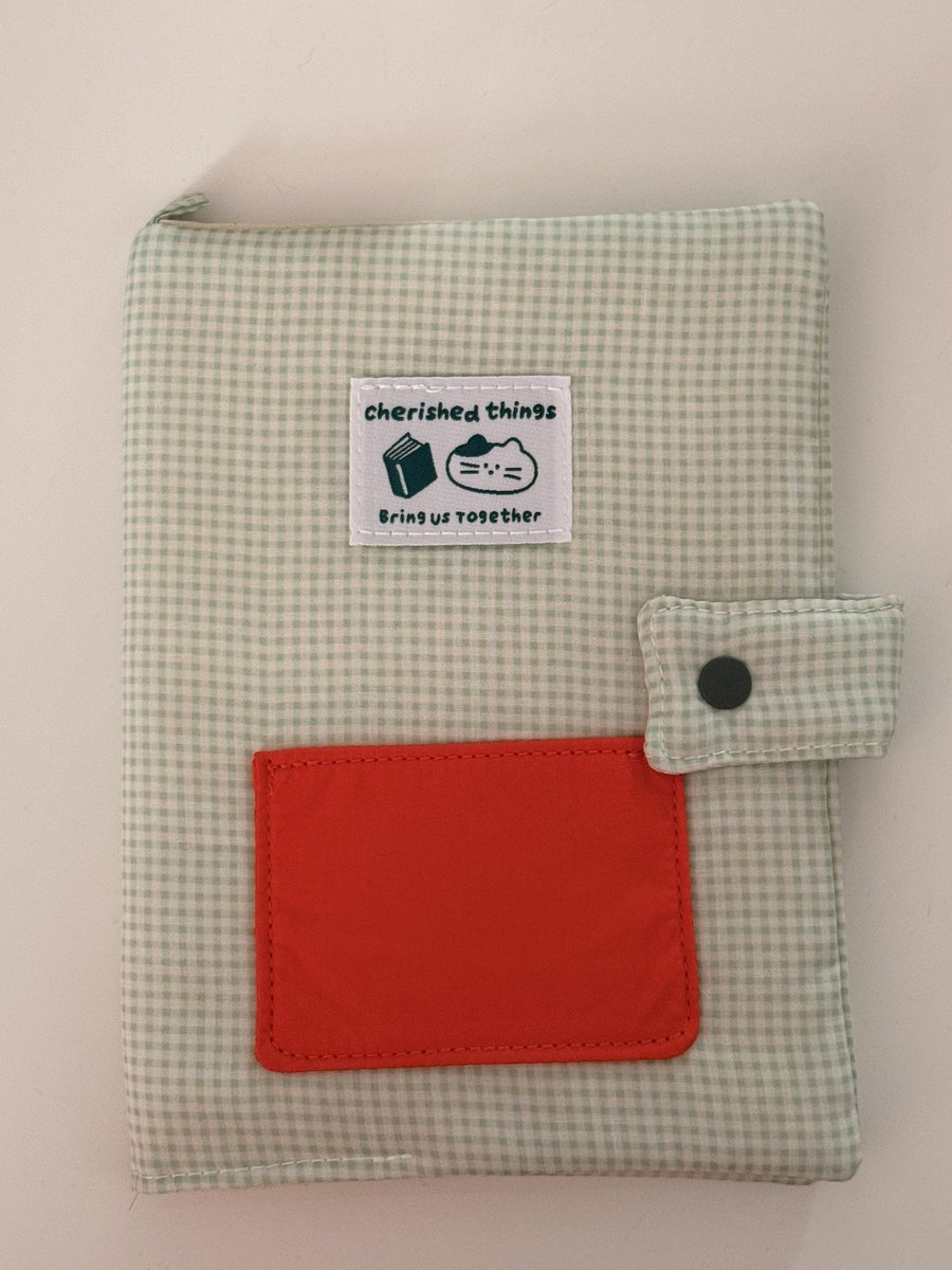 ddany__22's tweet image. 다이소엔 진짜 열독가가 있는 게 틀림없다..

기존에 북커버로 품절대란이었던 제품들은 
안에 합판? 같은 판이 있어서 조금 부자연스러웠는데
이건 완전히 천!!!! 안에 판 없어서 진짜 북커버로 사용할 수 있어…!!!🥹

품명 : 체크 패턴 패치 북커버 무선노트
품번 : 1066975
(핑크체크도 있음!)