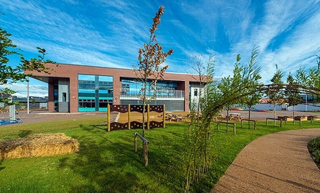 BasilTheGreat's tweet image. 🚨NEWS: Parents pull SEVENTY children out of school after building is used to teach migrants English while the children are there

St James School in Renfrew is putting kids in serious risk of danger by doing this

No wonder the parents were so furious they took their kids out