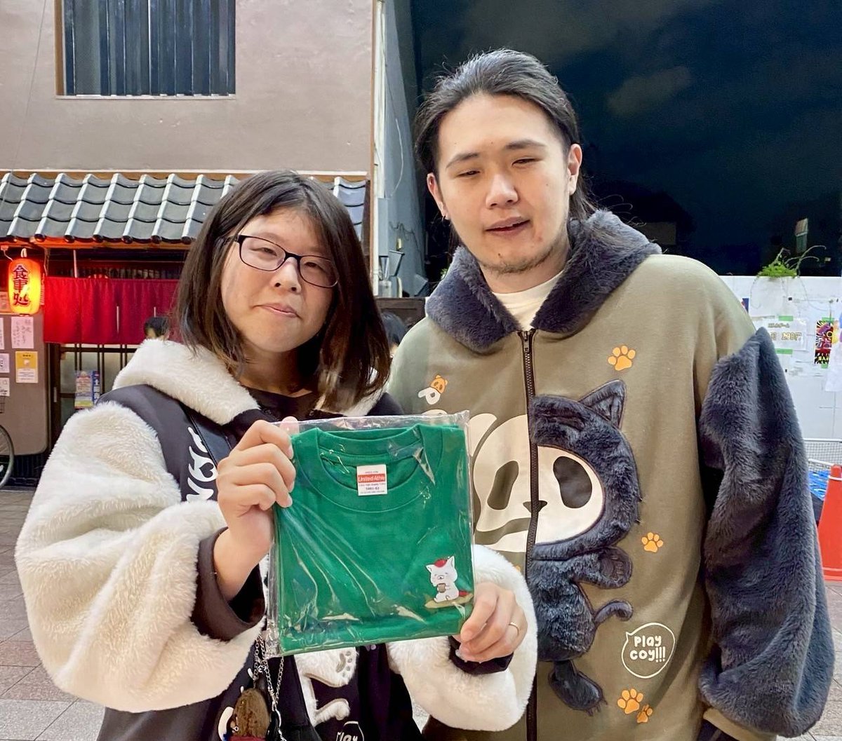 【布施土曜夜市レポート 特別編🌃】  

やほー！珍しく顔丸出しのひろめです😆‼️

第42回 布施土曜夜市
『合同会社おかげ公式キャラクターおるふ』グッズが当たるガチャくじを、おかげの輪 BODY OASiS Embellie さくらさんの店頭で開催しました～🙌