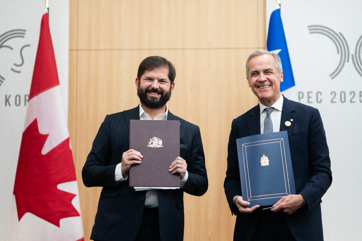 En el marco de su participación en la cumbre APEC 2025, el Presidente de la República, Gabriel Boric Font, se reunió con el Primer Ministro de Canadá, Mark Carney. 

En el encuentro se celebró la actualización del Acuerdo Marco de Asociación Estratégica entre ambos países, que