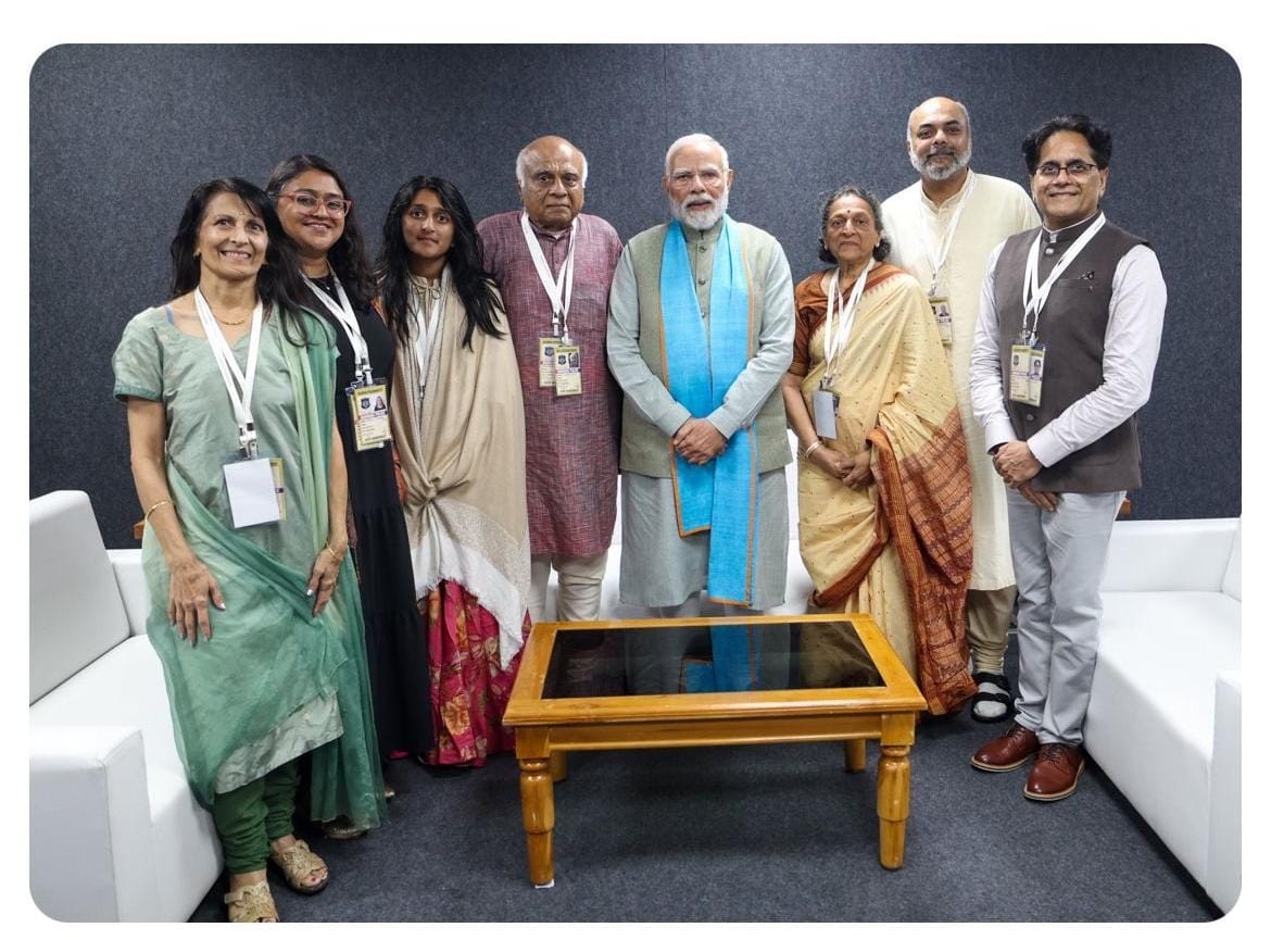 SevadalUPW's tweet image. सरदार पटेल के परिवार को भी बाँट दिया। 
तस्वीर अपने आप सब कह रही है। 

"क्लोज प्रोक्सिमिटी" और "आल एक्सेस" का आईकार्ड पहना कर क्या दर्शाना चाहते हैं मोदी !!

मतलब की अब कौन उनके पास और कौन उनसे दूर खड़ा होगा।

#NationalUnityDay