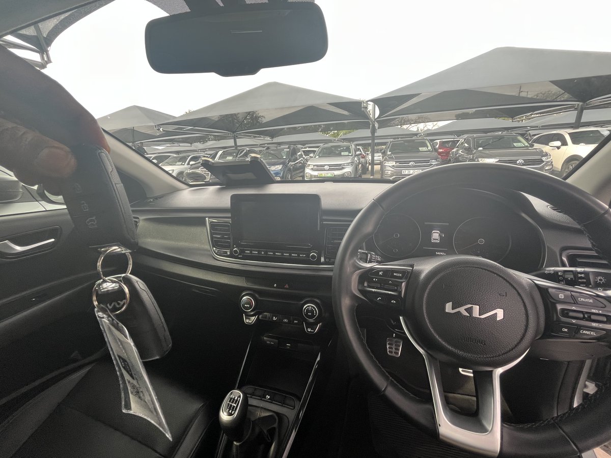 TheRealOlerato's tweet photo. 📍6 kgwebo road, waterval east
December e fitlhile guys and apple carplay is a basic need now. Nako ya Di aux cable e fetile https://t.co/nVu5EXGD04
