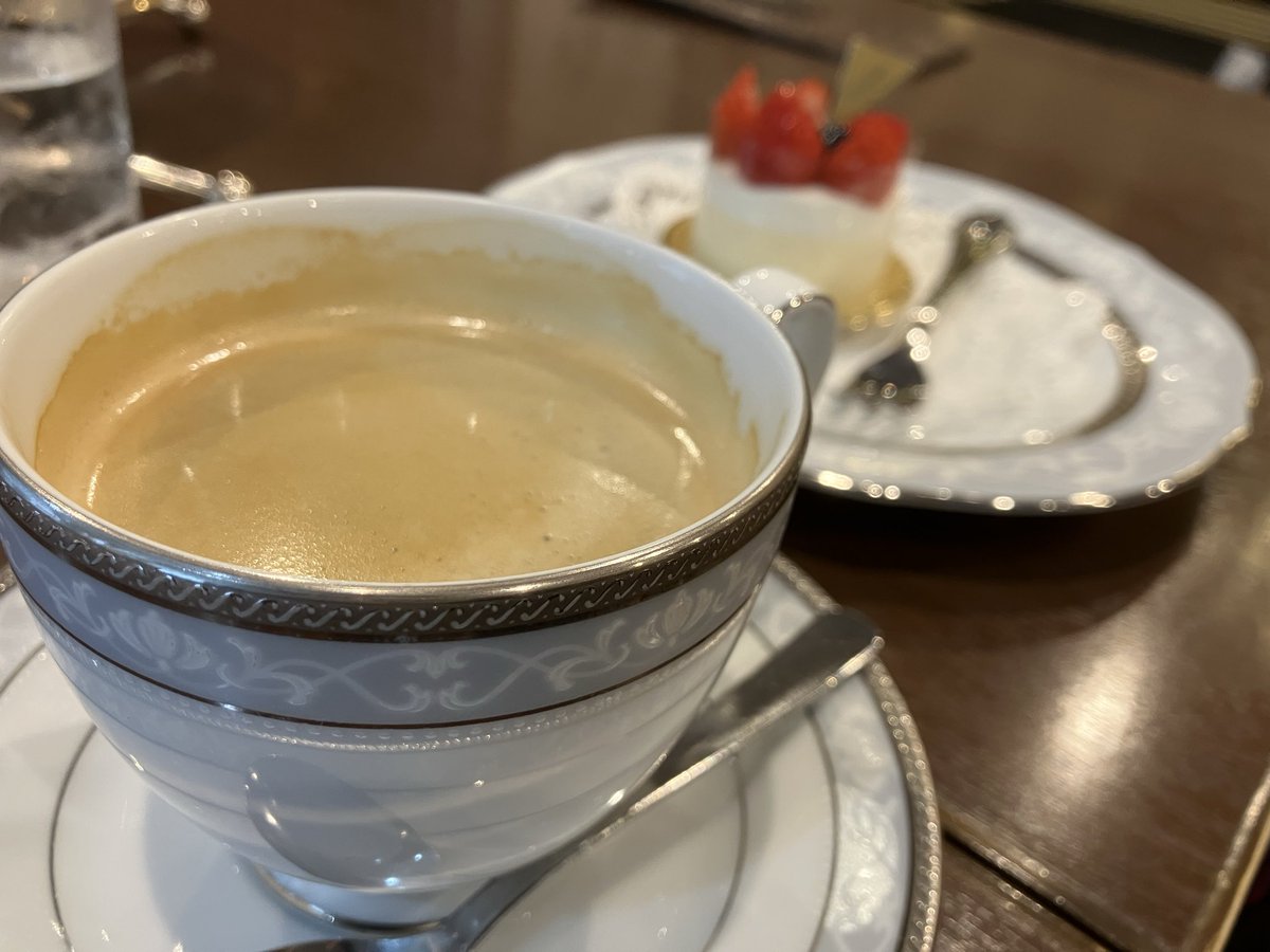 usa_miracle's tweet photo. 今日は妻の誕生日

一緒にカフェへ🍰

👩このコーヒーは深煎りじゃあないんだね

👨そっかー。私はコーヒーには深入りしてないからよくわかんないや

#ホテルミラマーレ #カフェミレフォリア #アフタヌーンティー #森のコーヒー https://t.co/hHW8R0VjFv