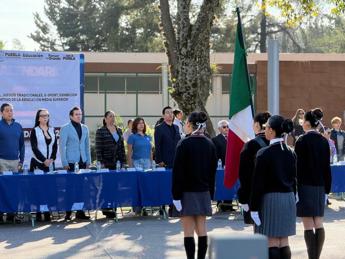 artemisa_laura's tweet photo. 🎽 Talento en acción, tradición que une y pasión que inspira ✨.

“Juega Saludable 2025” reunió a estudiantes de educación media superior en una jornada llena de energía, donde el deporte, los juegos tradicionales y el e-sport se convirtieron en una celebración del talento y la sana convivencia 🏃‍♀️🎮🤝.

Una muestra de que la juventud poblana marca el paso con pasión y trabajo en equipo 💪🏽🔥.

#PorAmorAPuebla🫶🏼
#PensarEnGrande👏🏽
