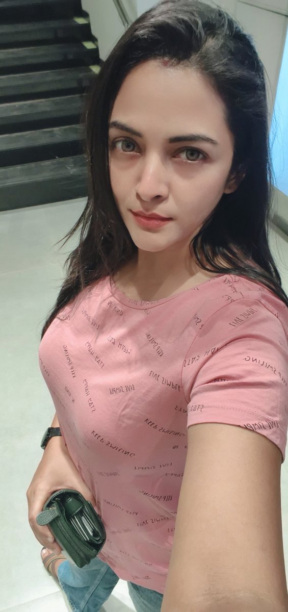 स्वीकार, नहीं करते,
क्योंकि हम यह चाहते हैं कि हम जो चाहे वह हो,
ऐसी बात परिस्थिति जिसका आपको स्वीकार नहीं है,तभी आपकी जिंदगी में दिक्कत शुरू होती है।
हम सामने वाले की बजे से हमारा गुण स्वभाव बदल देते है।
हम खुद से आया बदलाव स्वीकार नहीं करते, किंतु अपने हिसाब का बदलाव चाहते हैं।