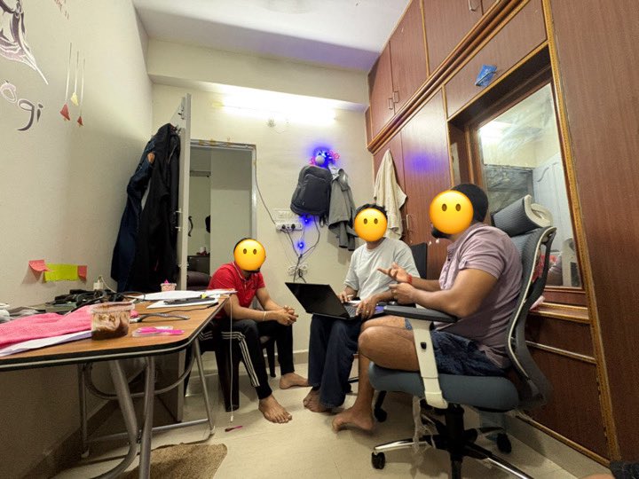 HelloVyom's tweet image. Surround yourself with people who push you.

Yesterday we practiced interviews w/ seniors at @Oracle , @HingeHealth , and @GoldmanSachs  🎯

If your friends aren’t preparing you like this… find new ones 👀🔥