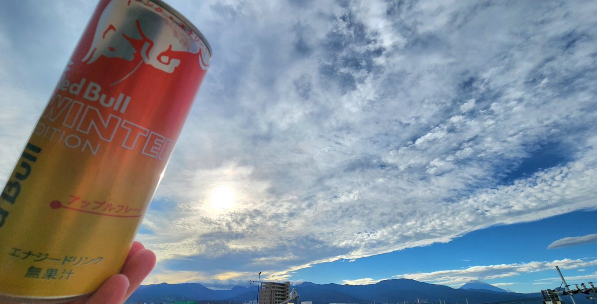 La_Perle_Mayumi's tweet image. ペルルのまゆみです。

今日は #富士山 も顔を出してくれてる♡
ここで
「飲水Timeです！」

ジンジャエール＋リンゴジュース
…という感じ。
好みで美味しい。

#RedBull
#WinterEdition