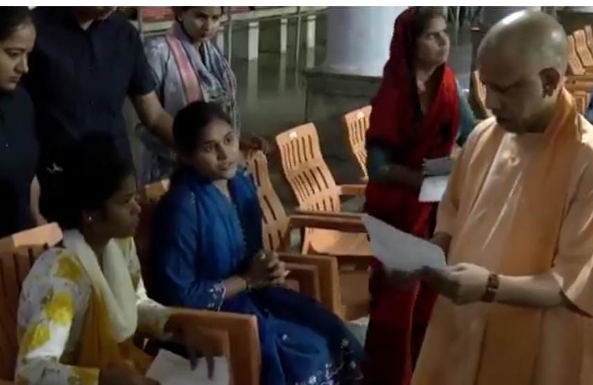 गोरखपुर: उत्तर प्रदेश के मुख्यमंत्री योगी आदित्यनाथ ने गोरखनाथ मंदिर में 'जनता दर्शन' के दौरान लोगों की समस्याएं सुनीं।