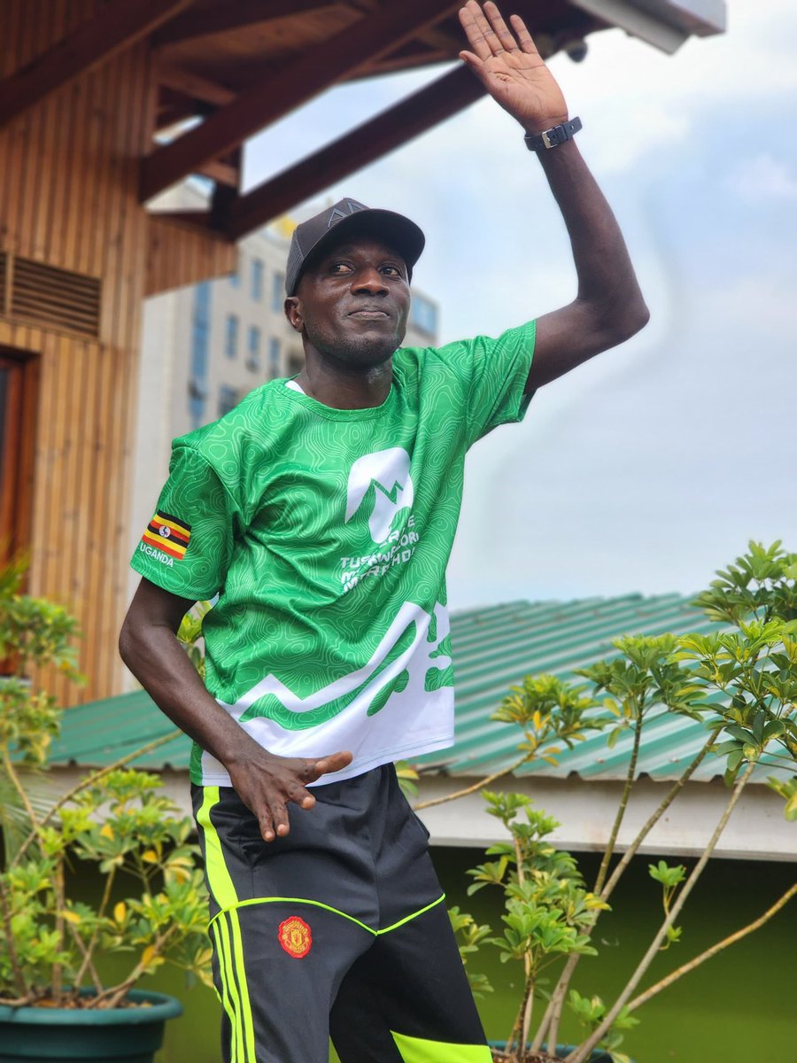 JamesThembo_'s tweet image. Fridays at work are for sweating out the stress, not the deadlines 😅💪 
Work + workout = happier Fridays 🏋️‍♀️💼 #BreakTheRoutine #WorkOutFridays #MentalHealth