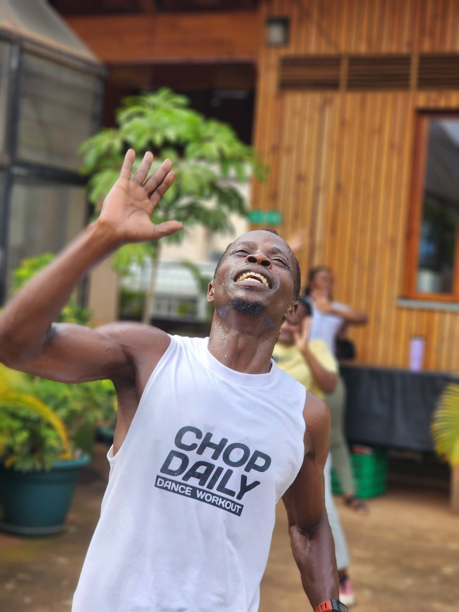 JamesThembo_'s tweet image. Fridays at work are for sweating out the stress, not the deadlines 😅💪 
Work + workout = happier Fridays 🏋️‍♀️💼 #BreakTheRoutine #WorkOutFridays #MentalHealth