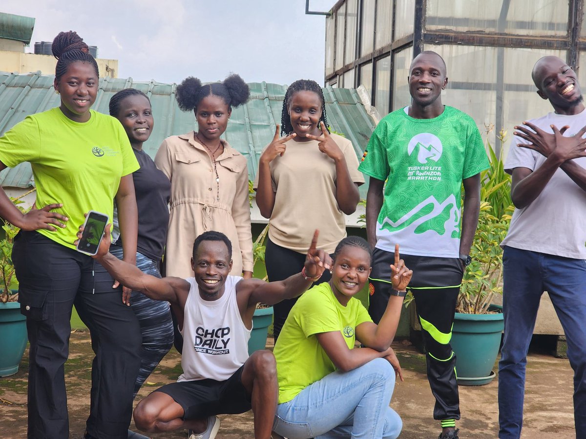 JamesThembo_'s tweet image. Fridays at work are for sweating out the stress, not the deadlines 😅💪 
Work + workout = happier Fridays 🏋️‍♀️💼 #BreakTheRoutine #WorkOutFridays #MentalHealth