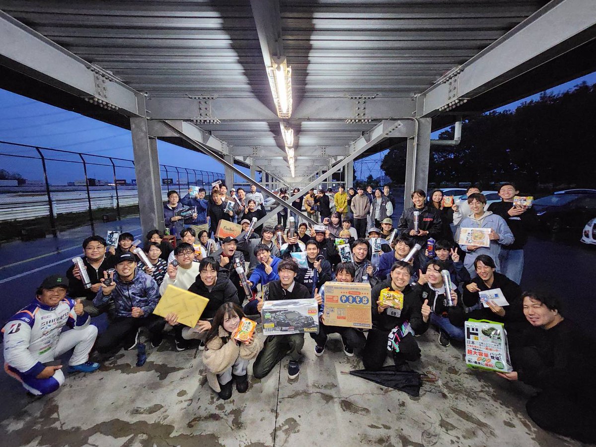 eightlien's tweet photo. 第15回 若手優遇走行会＆エッセ祭は無事終了しました

ラスト1hだけウェットでした

リザルト
https://t.co/fXQqkCGqMr

プロドライバーの菊地靖さんもありがとうございます

ご協賛
・プロジェクト・ミュー様
・ヨコモ様
・有志(fパパさん、くりらっくまさん、てらさん)

#若手優遇走行会
#エッセ祭 https://t.co/at26QvsVBH
