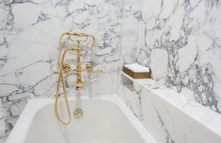 ترامب يكشف عن حمّام لينكولن الجديد (إكس)