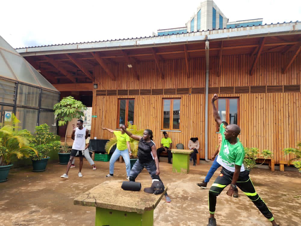 JamesThembo_'s tweet image. Fridays at work are for sweating out the stress, not the deadlines 😅💪 
Work + workout = happier Fridays 🏋️‍♀️💼 #BreakTheRoutine #WorkOutFridays #MentalHealth