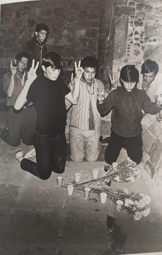 #SigloXX

1-noviembre-1968

Un centenar de personas celebraron una ceremonia luctuosa en la Plaza de las Tres Culturas, depositaron ofrendas florales y dos pancartas decían: “En memoria de un pueblo masacrado” y “A los estudiantes mártires de la injusticia.”