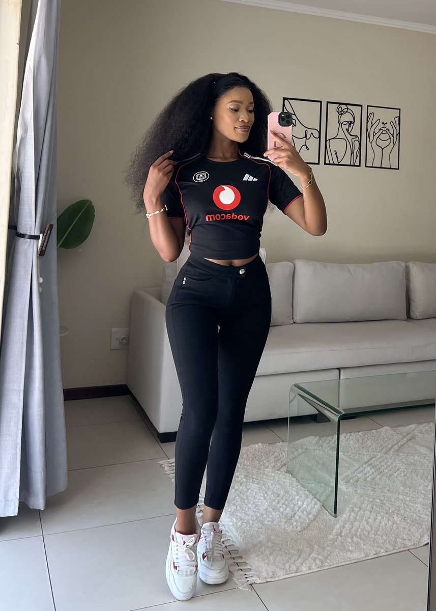 Miss_GeeKay's tweet photo. Match Day.🏴‍☠️🖤🤍❤️

#OrlandoPirates #OnceAlways https://t.co/hmdpPX53hp