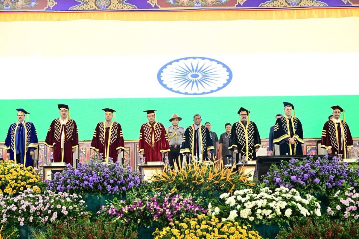 RoyalGlobal_Uni's tweet photo. We are honoured to have Sri Bimal Borah grace the 5th Convocation of Royal Global University as a Distinguished Guest. His presence added warmth and dignity to this special occasion.  
@BimalBorah119 
#FifthConvocation #DistinguishedGuest #RoyalMoments #PrideOfRGU https://t.co/pspSjSfc27
