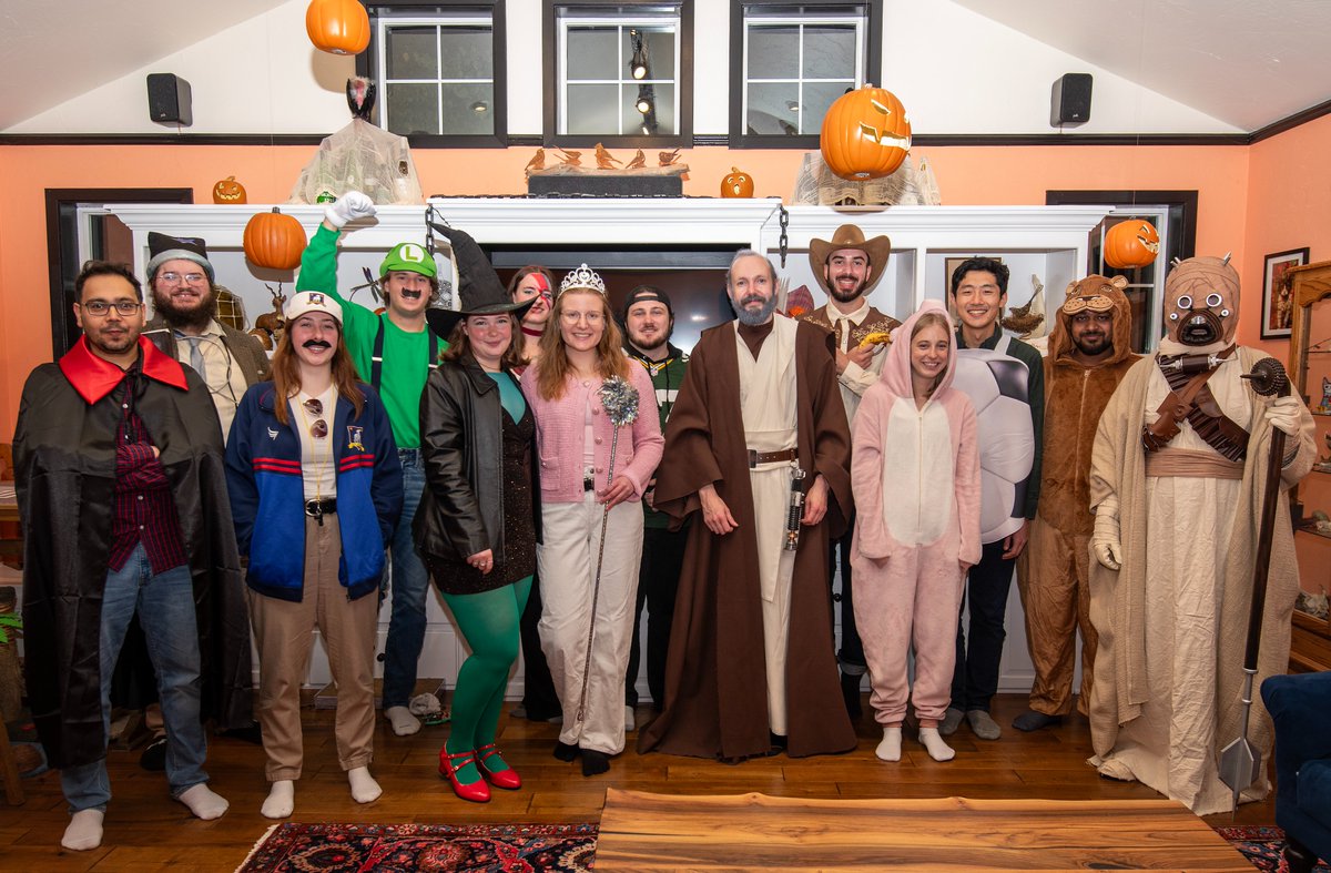 🎃🎃Happy Halloween from the Pluth Lab! 🦇🦇