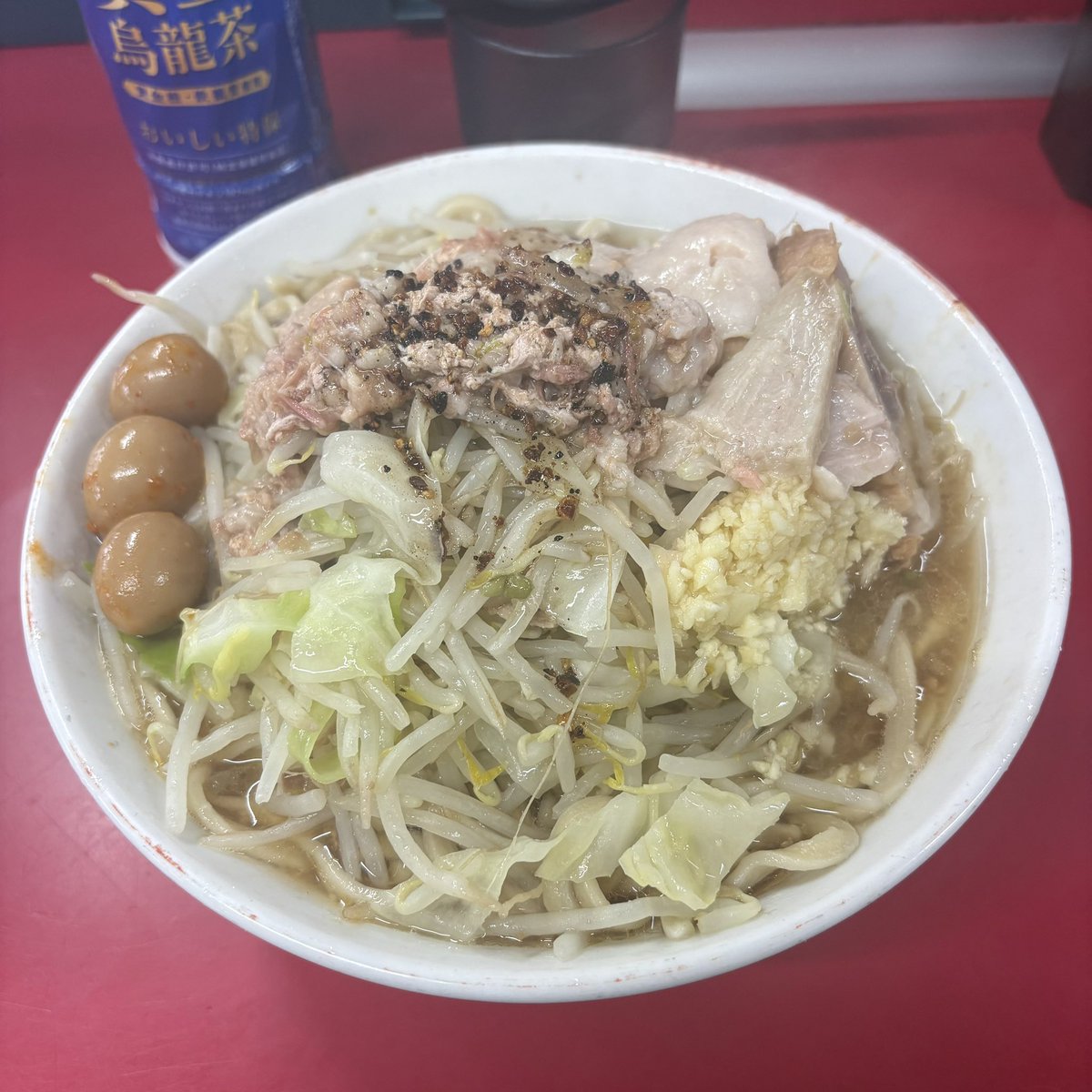 お休みなので湘南藤沢二郎行ってきた🎃

小990円
デビルうずら100円

コール
→ニンニク
→アブラ
→アレ(ブラックオイル)

ややデロな麺とキレのあるスープにブラックな味わい😈
うま、おなか苦しい🐷