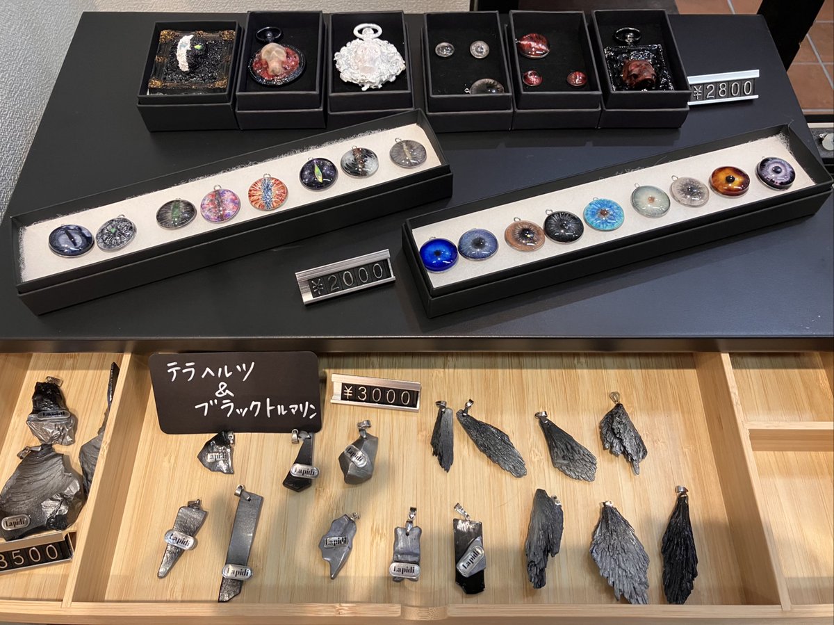 kobe43475241's tweet photo. 🎪【11/1限定POPUP】
ハンドメイド作家 Lapidiさん登場✨
世界でたったひとつのアクセサリーを制作・販売。
レジン・天然石・ガラス・陶器など、素材の魅力を活かした一点物ばかり💎
🕊販売場所:山側56
#レジン #天然石 #アクセサリー #ハンドメイド #三宮 #ピアザ神戸 #popuplab #限定イベン https://t.co/akyJNIhpom