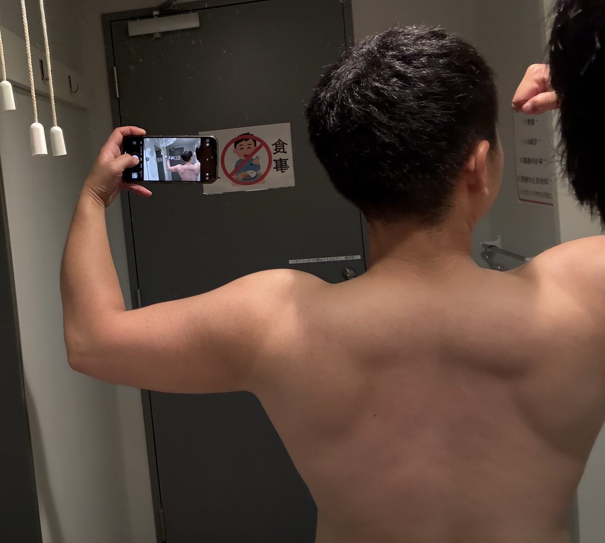 10月🏋️

赤丸が筋トレできた日
継続と週2回は脚と上半身に刺激をいれることも意識した！
短時間でもやれる時は自重も取り入れた！

背中の筋肉にうっすら線が入るようになった。
たったこのくらいの線だけどそれでも変化が見えて嬉しい☺️