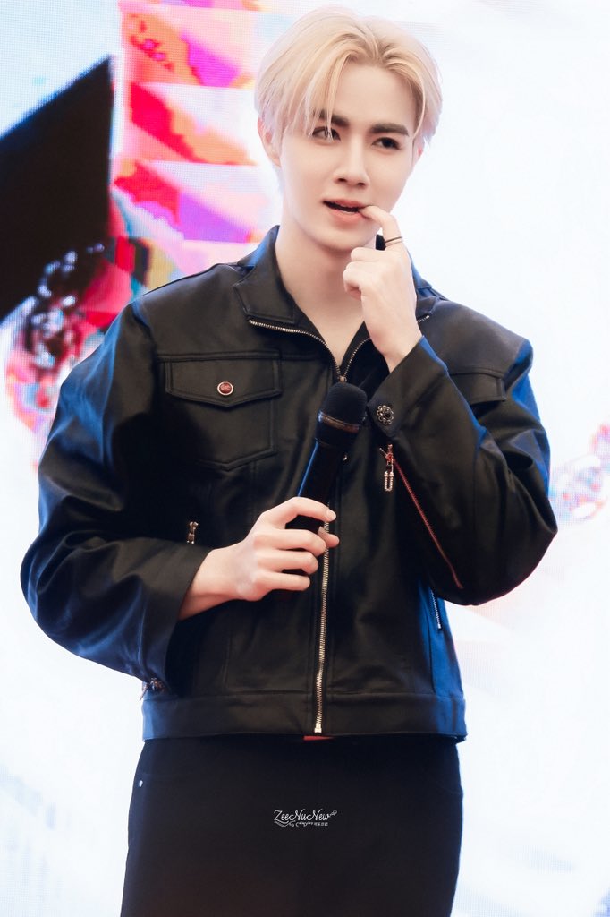 251101 หล่อมาก

#ZeeNuNew
#ZeePruk
#ZeeFansigninShanghai
