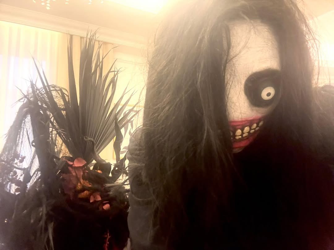 TimBurtonDaily's tweet photo. Tim Burton’s 2025 Halloween Costume 🎃 https://t.co/Ua2LUfSIWY