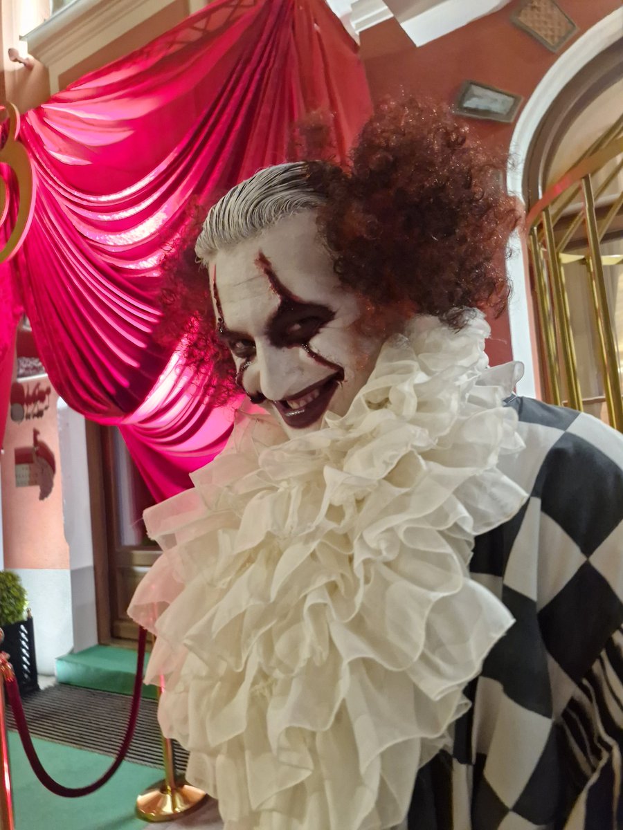 En ole ollut erityisen suuri Halloweenin ystävä, mutta jestas että oli upea ilta eilen Tallinnassa: Vanhakaupunki täynnä Halloween-asuihin pukeutuneita ihmisiä, lapsia ja aikuisia! Porukka oli panostanut ihan älyttömästi, ja kaupungissa oli selvästi paljon teemajuhlia. 🎃