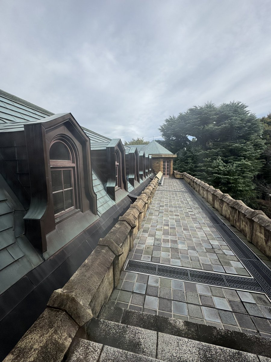 東京都目黒区
駒場4丁目に現存する昭和4年築の旧前田家本邸　塔屋🏠

入口から見て右側のトンガリ屋根のあそこです。
ここは子供の遊び場としてブランコ等が置かれていたそうな。
外の渡り廊下を行った先は洗濯場との事です。
#近代建築