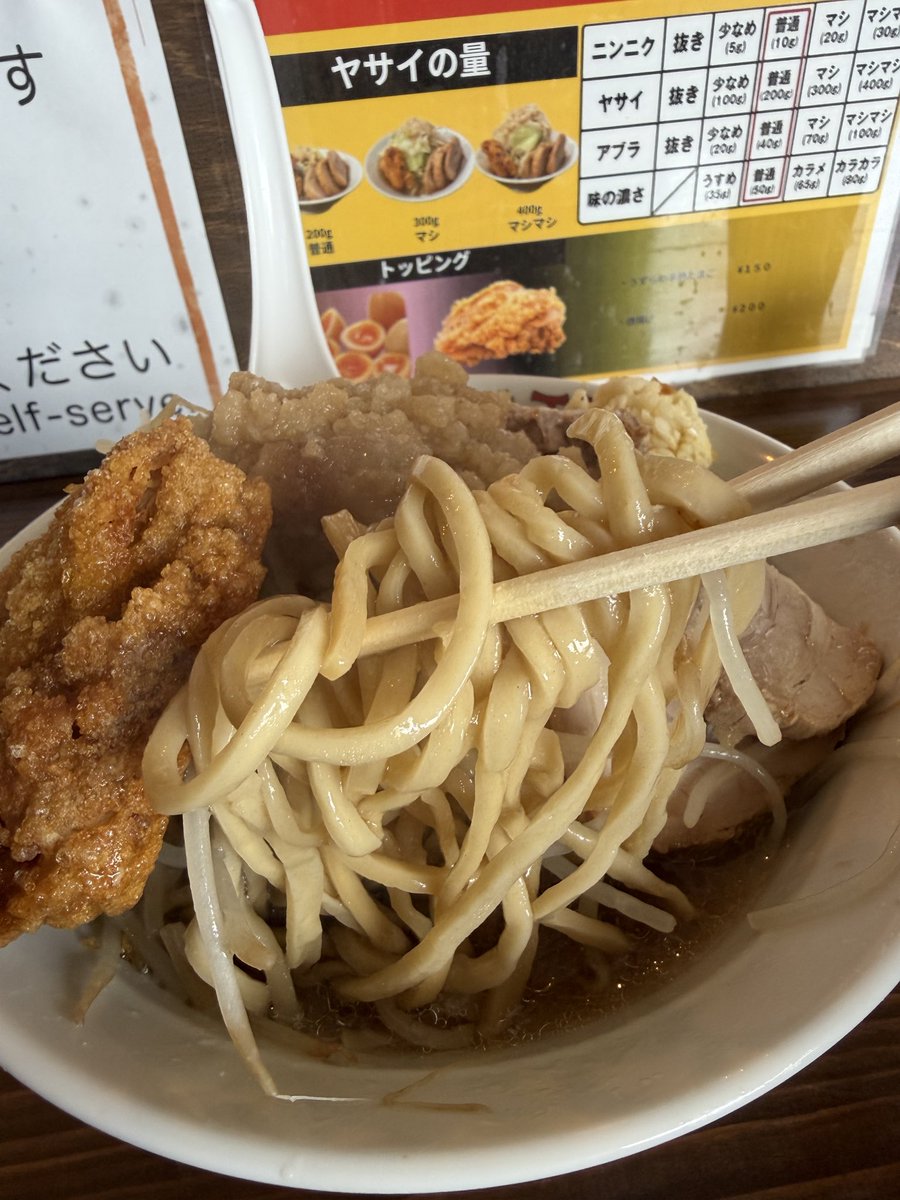 今日の昼食は初訪麺の「国武屋ドカ盛り研究所」さんで、「特製ラーメン」、呪文はニンニクマシ•ヤサイチョイマシ•アブラマシ•味の濃さ並みを頂きました、「ビンビン豚」さんを彷彿させるビジュアル、トリカラが揚げたてで旨ッ、ご馳走様でした♫
今年126杯目

#国武屋ドカ盛り研究所
#デリカd5