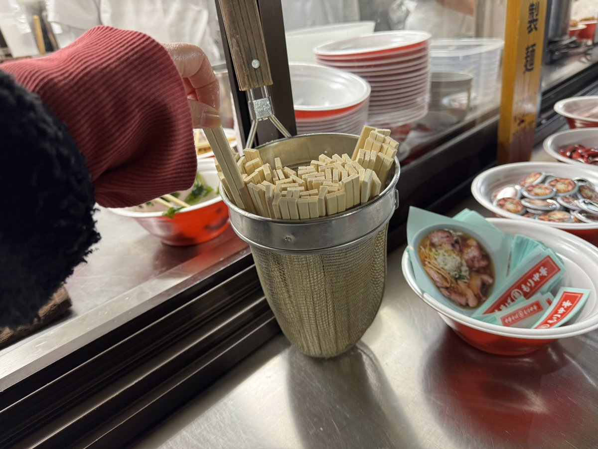 #東京ラーメンフェスタ
素敵その3

ラーメンまじ量ある
今年は餃子屋もある

・どの店も美味しくボリューミー
・自分は「ちゃんのれん組合」ばっか3回食べた
・餃子が小腹にぴったり
・アイドル待つ間に餃子が小腹にぴったり
・麺切りザルのお箸入れ(遊び心すてき)

#アイパレ2025