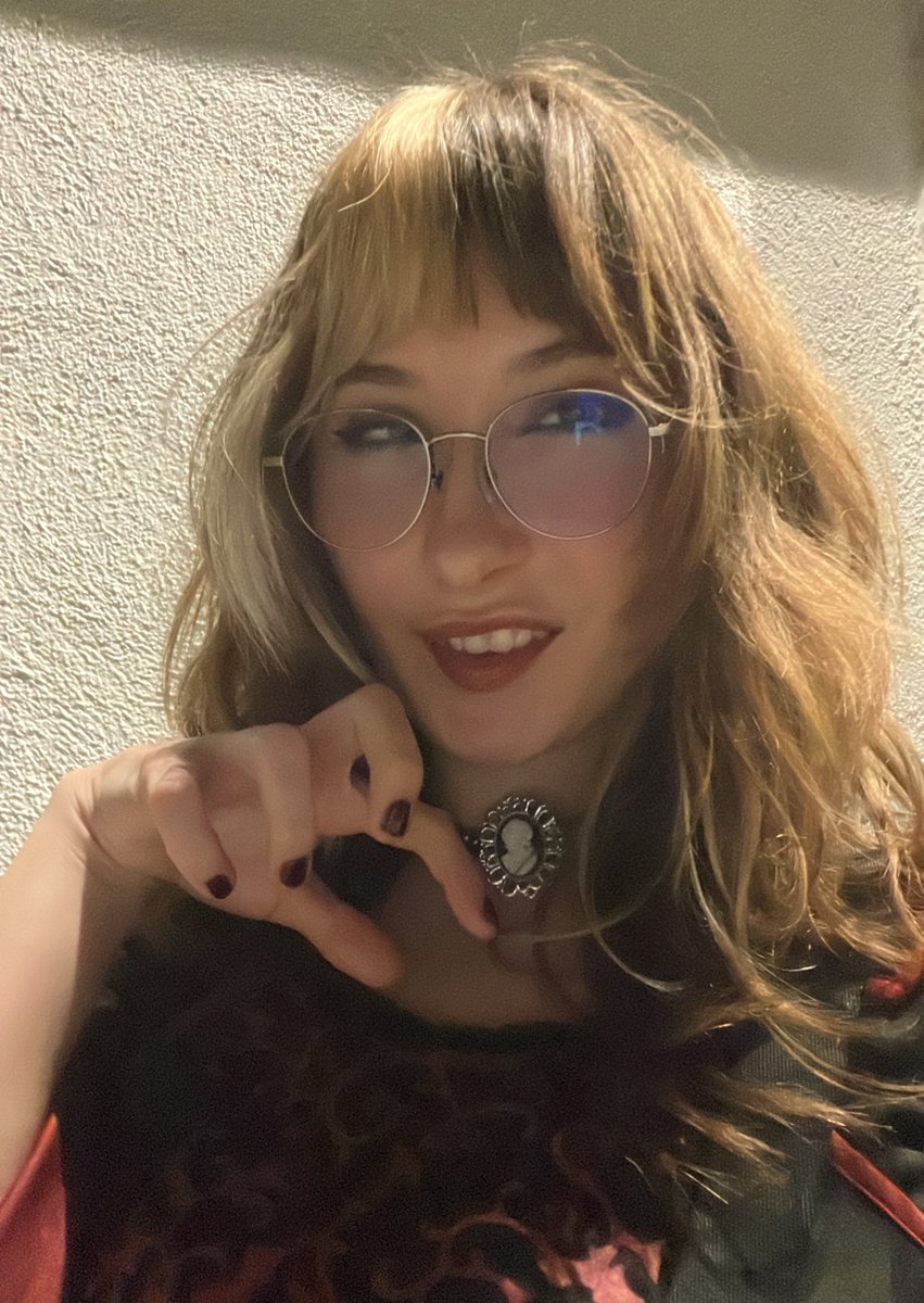 happy halloween bitches 🧛🏻‍♀️🦇