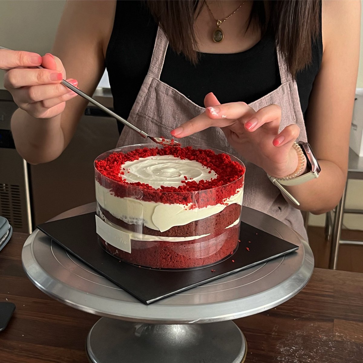 kristqiao's tweet photo. IT’S BUTTER CAKE DAY

CARROT CAKE 
RED VELVET 
workshop 

สำหรับสัปดาห์หน้านะครับเป็นสัปดาห์ของเค้กบัตเทอร์ทั้ง 4 แบบ ที่ได้รับความนิยมมาตลอด ทั้ง 
- แครอท เค้ก 
- เรด เวลเวท
- วิคตอเรีย เค้ก
- เลมอน เมอแรงก์ เค้ก 
นักเรียน ทุกคนจะได้เรียนรู้ตั้งแต่ขั้นตอนเริ่มต้นของการเตรียมวัตถุดิบ ทำเนื้อเค้กบัตเตอร์ ครีมชีส  และการขึ้นรูปที่ทั้ง วัตถุดิบ อุปกรณ์ และเทคนิคต่างๆรอเจอกับทุกๆคนเพียบเลย ห้ามพลาดนะครับ

แล้วพบกันในครัวขนมนะครับ

ป.ล. สมัครพร้อมกัน 2 เมนู รับส่วนลด 10% ทันที 
สมัครพร้อมกัน 4 เมนู รับส่วนลดสูงสุด 20%

LINE : @apriltrees.studio