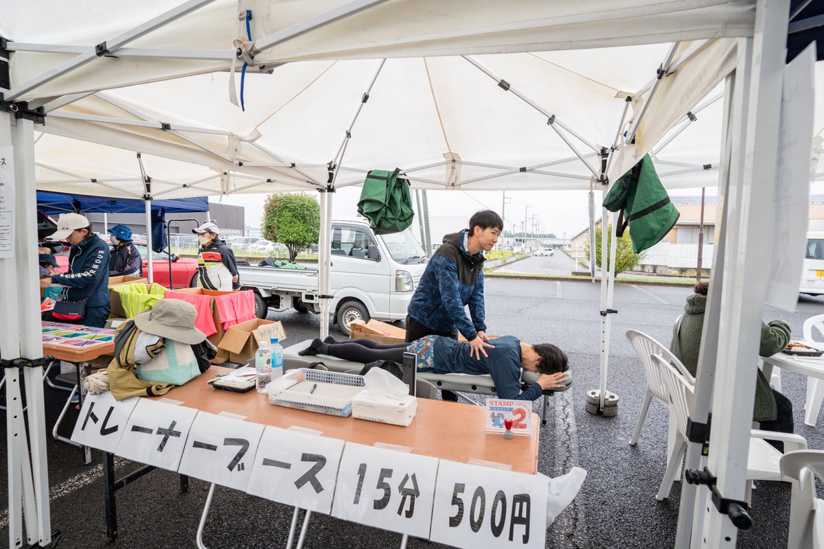 ComersAll's tweet photo. オールカマーズカップ2025🥚🌈

東京世界陸上で専属トレーナーとして帯同されたYuki Healing Officeの相澤トレーナーが、皆さんのケアを担当してくださいました。
実は相澤先生、阿見ACのOB！
売り上げは大会運営費としてご寄付くださっています。

＃ACC2025 https://t.co/plLThvkU3r