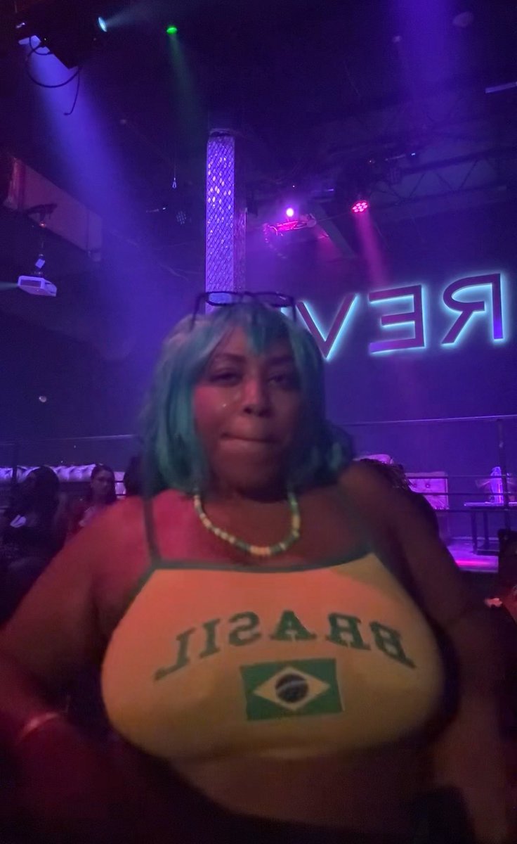Do bitches not dance at the club anymore? There was so many dudes just chilling watching and chicks just sitting 😔😂 meanwhile I’m sweating and the DJ is spinning HITS!