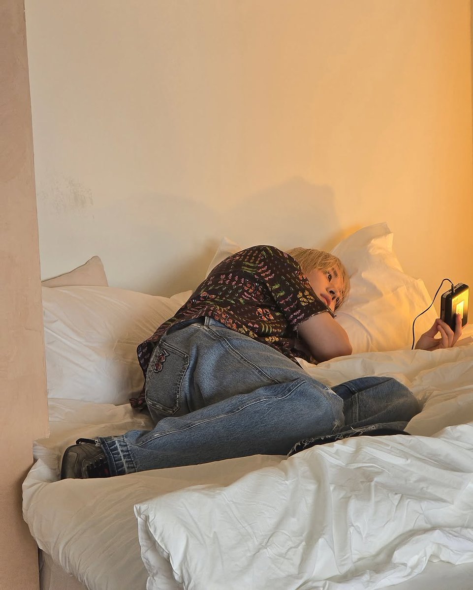 The room was quiet, as if waiting for me to speak first. I didn’t. I just watched the light slide down the wall and thought about how silence sometimes conveys truth better than words ever could. Maybe rest is just another way of listening.