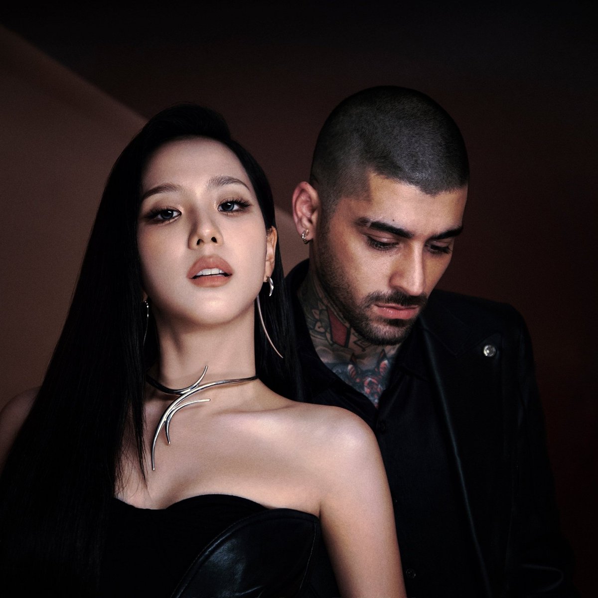 “EYES CLOSED” by #JISOO and #ZAYN re-enters the top 200 on the Worldwide iTunes Song Chart at #80.